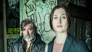 Tom Stilton (Kjell Bergqvist) ja Olivia Rönning (Julia Ragnarsson)
