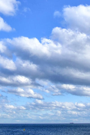 Poutapilviä meren yllä