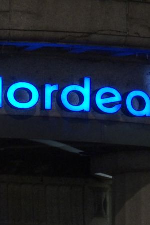 Nordean logo iltavalaistuksessa. 