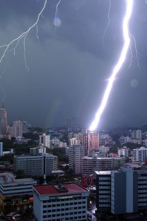 Salama iskee Panama Cityyn