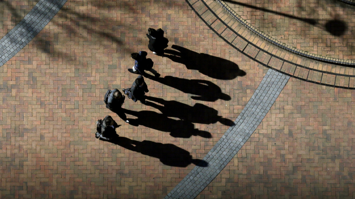 viisi tuntematonta miestä varjoineen