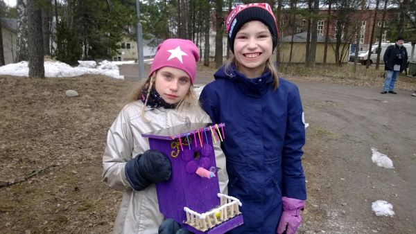 Sonja Eskola ja Leonna Lönnqvist koristelivat linnunpöntön. Tämä pönttö sopii paremmin pelkäksi koristeeksi irtonaisena roikkuvien osien takia. linnunpönttö ja lapsia