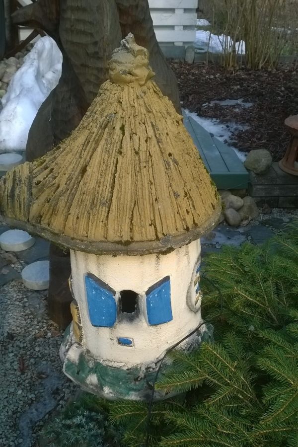 Tässä pöntössä pesivät sinitaiset, ikkuna on niille juuri sopivan kokoinen. Pönttö puhdistetaan imuroimalla. Tällä kertaa keraaminenkin pönttö toimii, vaikka puu onkin suositelluin rakennusmateriaali. Koristeltu linnunpönttö