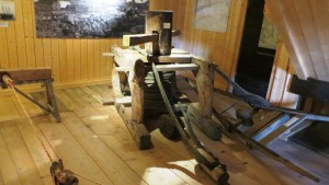 I Lovisa sjöfartsmuseums utställning om skutseglartion hittar man ett gammalt gångspel och repslageriverktyg