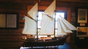 Borgå MI:s modellbyggadkurs har byggt miniatyrskutan i Lovisa sjöfartsmuseums utställning