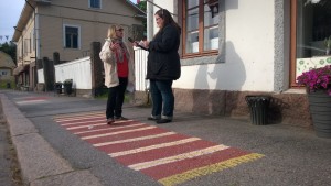 Lisbeth Konttinen berättar att mattorna fått folkets gunst.