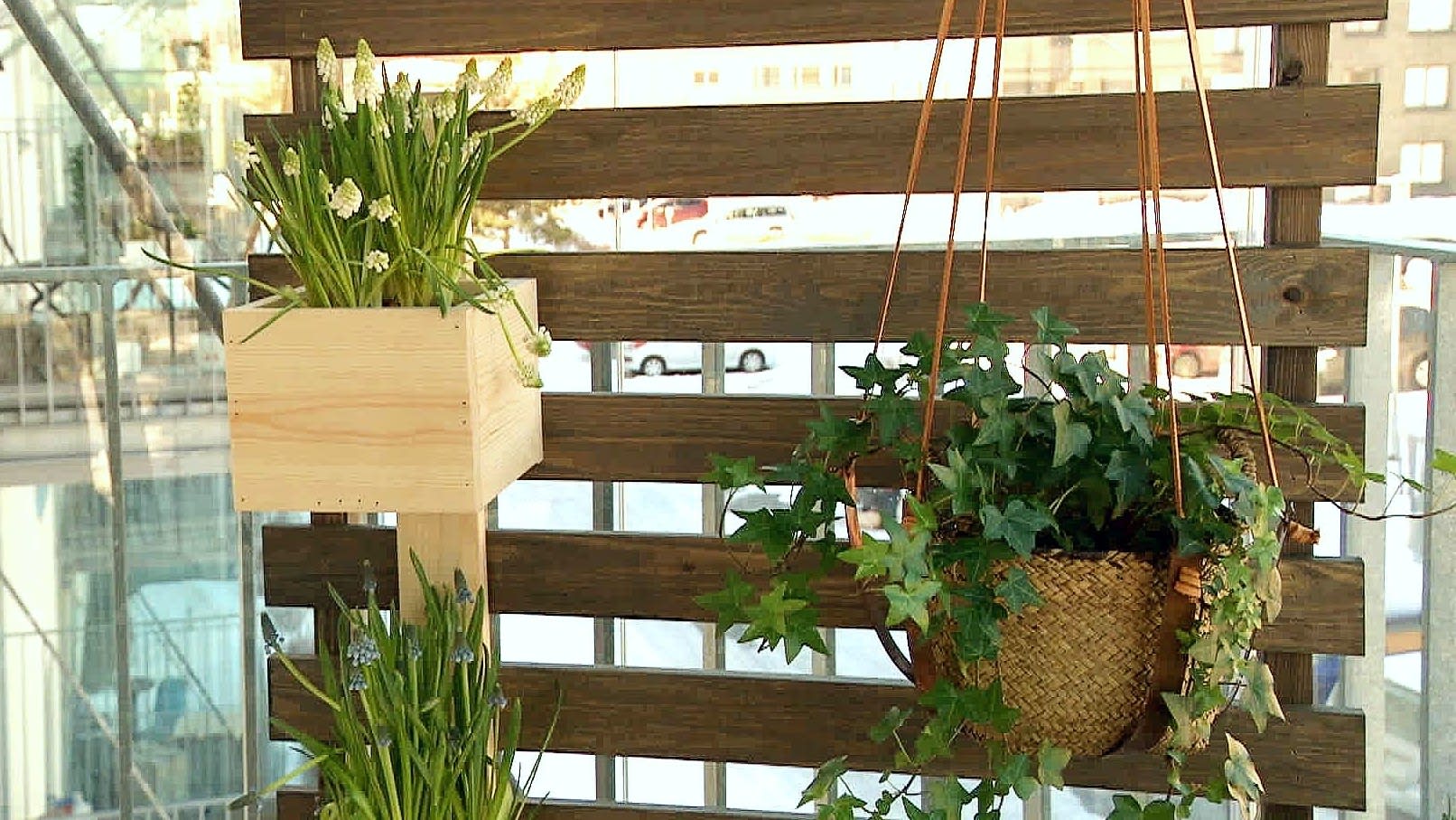 Bygg En Flyttbar V gg Till Balkongen Och H ng Upp Blommor Och Krukor 