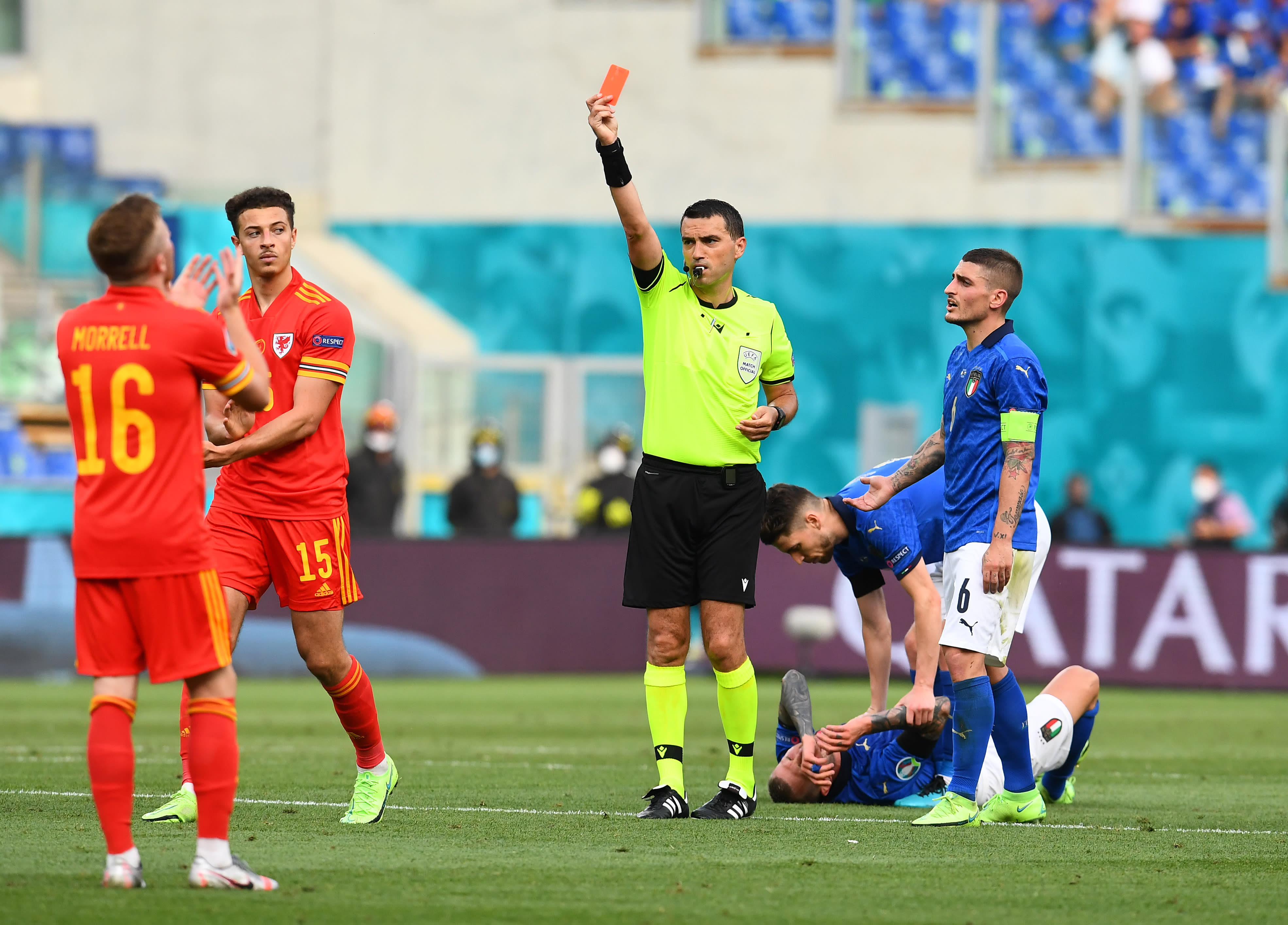 Walesin Ethan Ampadu lentää suoralla punaisella ulos ...