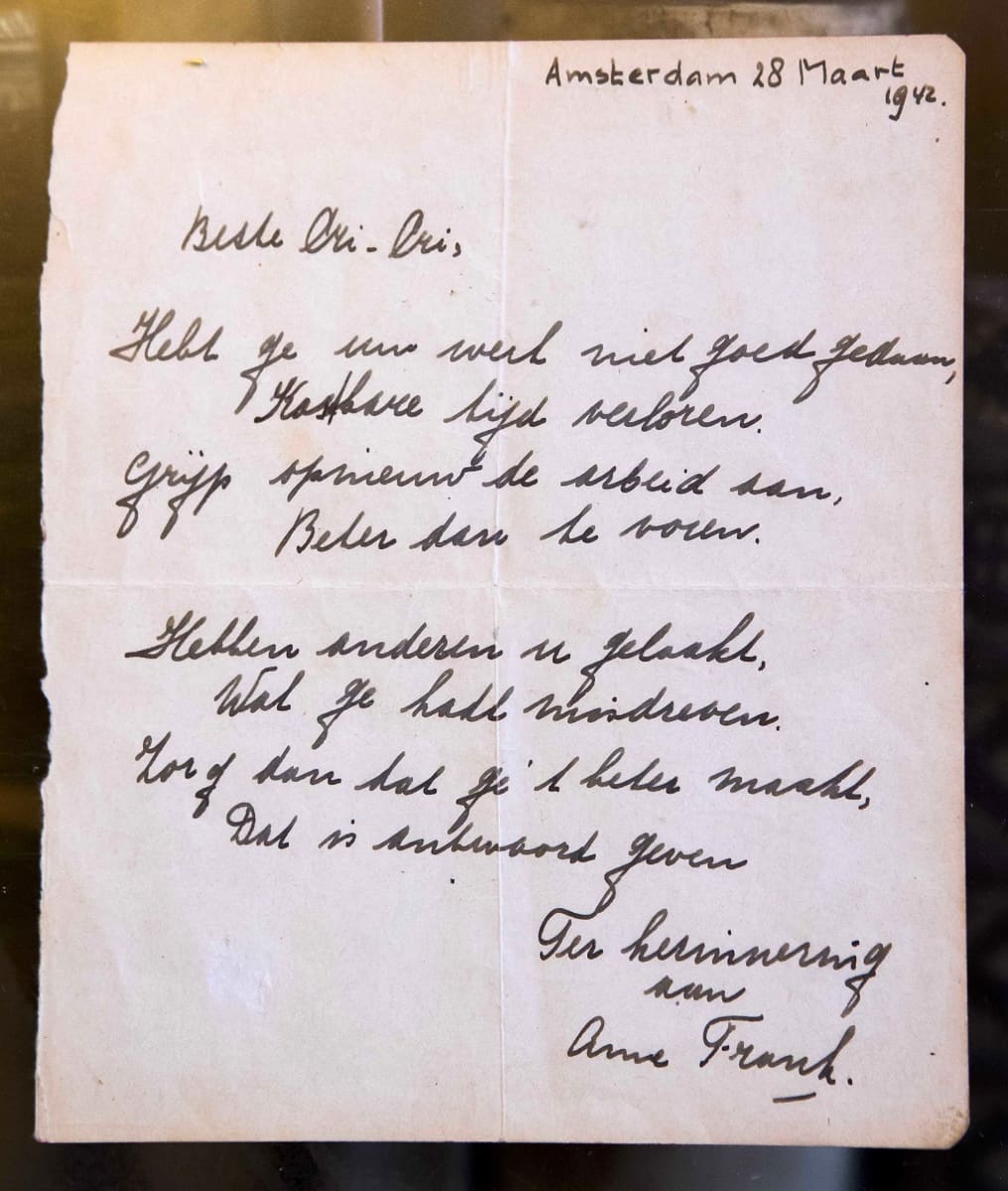 Harvinainen käsinkirjoitettu runo Anne Frankilta. Se on päivätty 28. maaliskuu 1942 eli hän oli kirjoittanut sen vähän ennen kuin piiloutui perheensä kanssa natsien vainoja. Kirje myytiin huutokaupassa Hollannissa marraskuuta 2016.