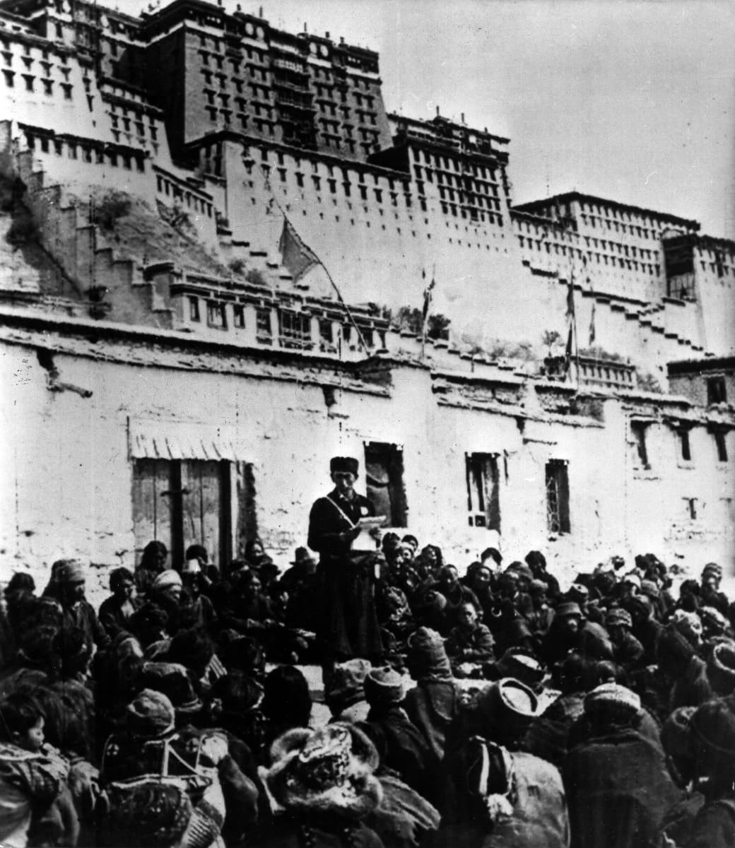 Kansannousu palatsin edustalla Lhasassa vuonna 1959.