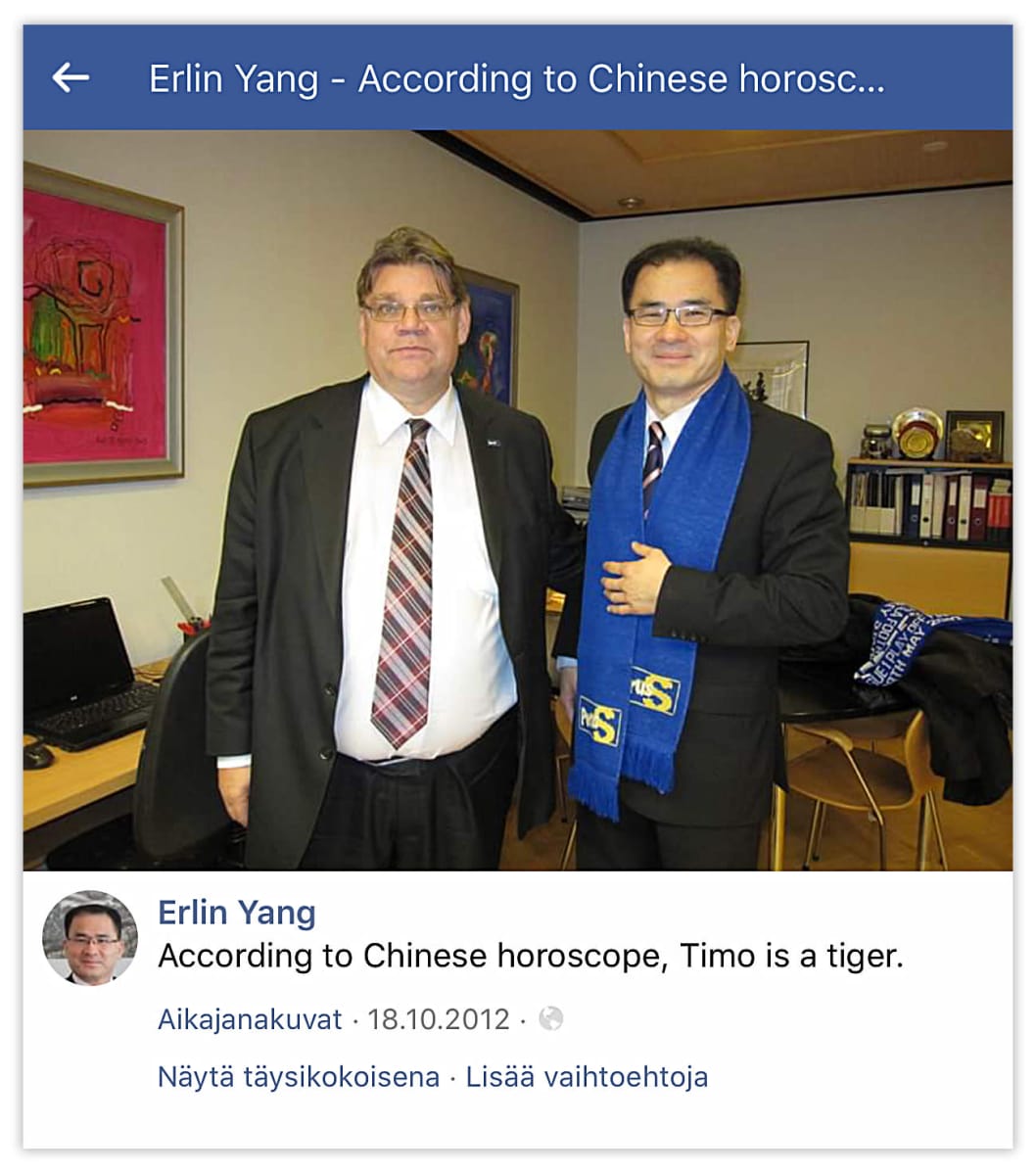 Erlin Yang Perussuomalaisten huivi kaulassa Timo Soinin kanssa.