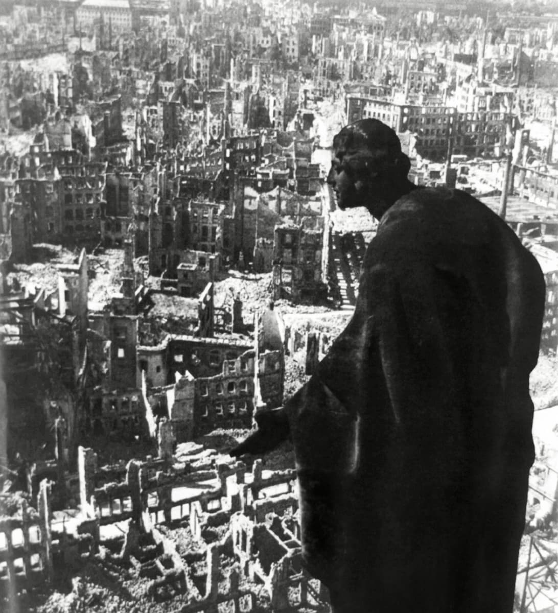 Kaupungintalon katolta otettu kuva Dresdenistä pommituksen jälkeen.