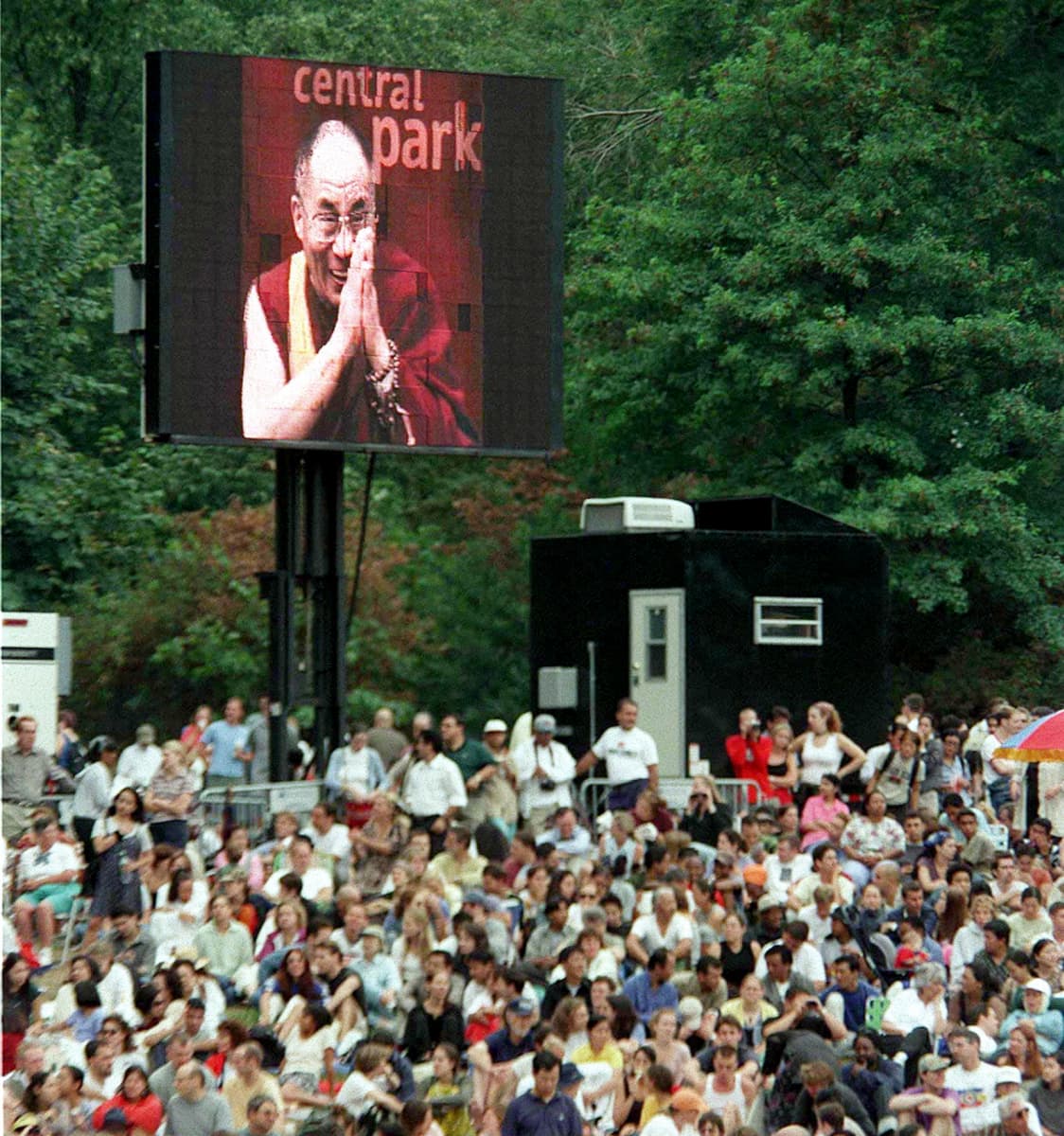 Dalai Lama puhuu New Yorkin keskuspuistossa vuonna 1999.