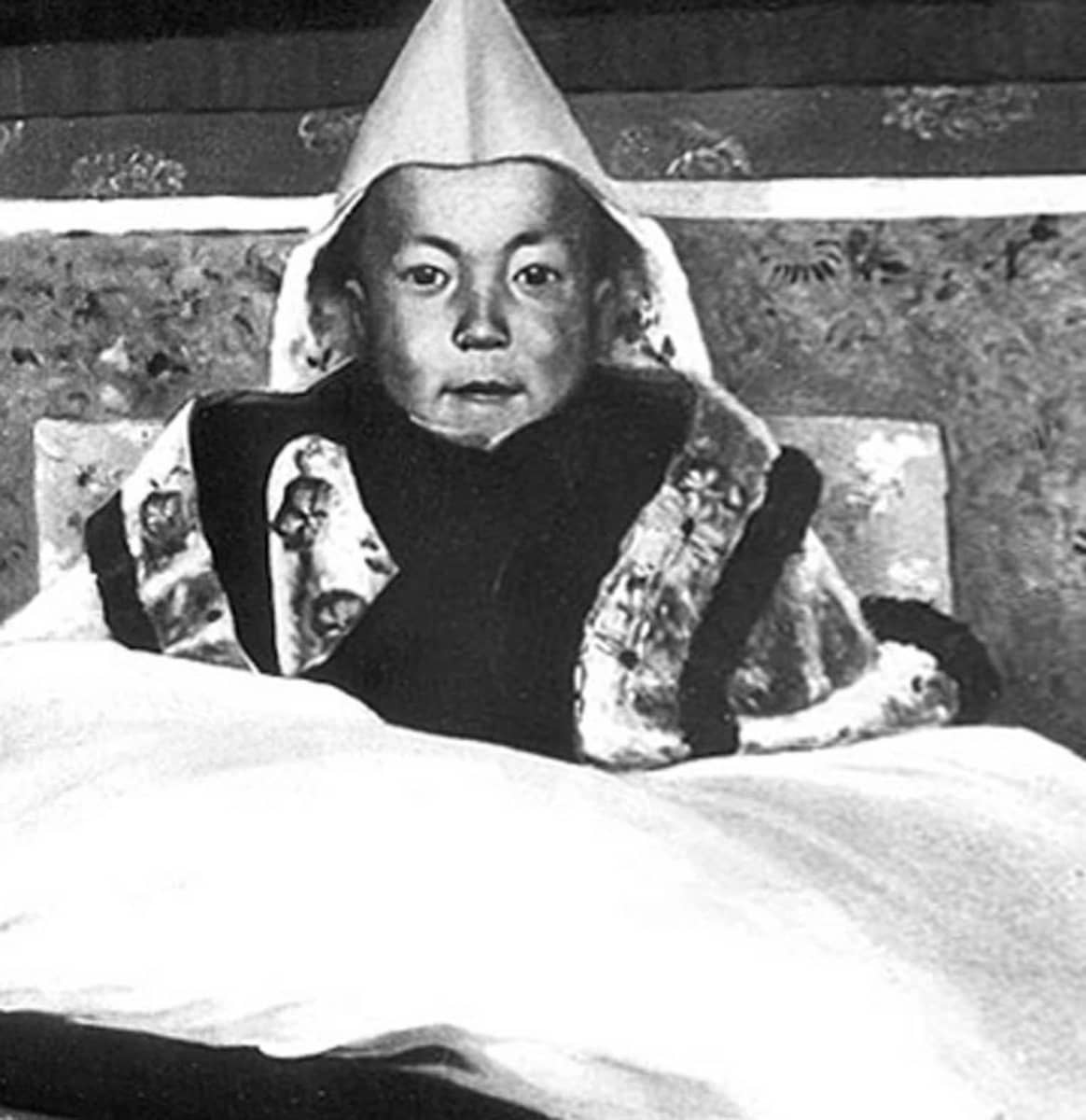 Dalai Lama viisivuotiaana.