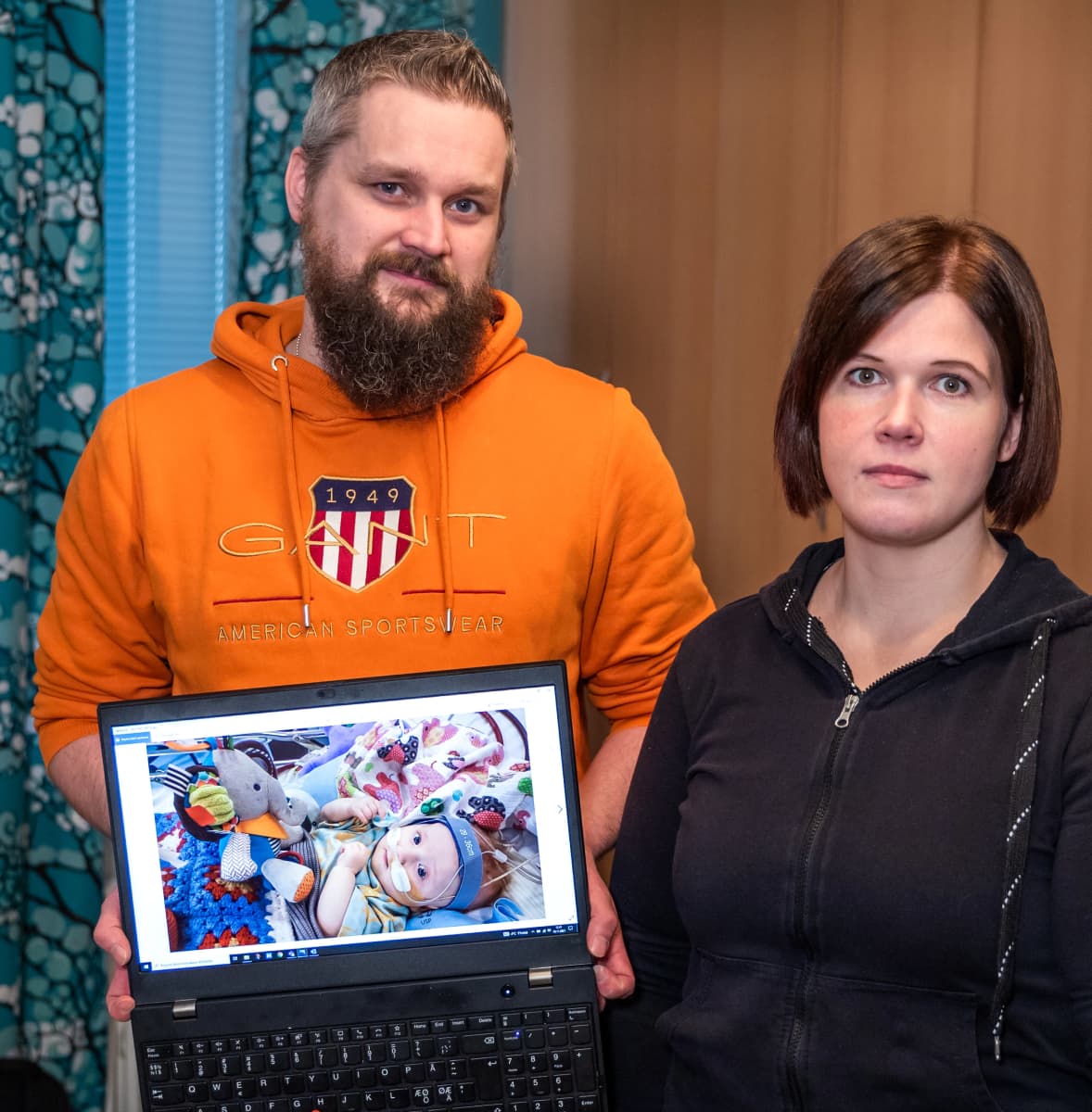Vanhemmat näyttävät tietokoneelta Jaakko-vauvan kuvaa.