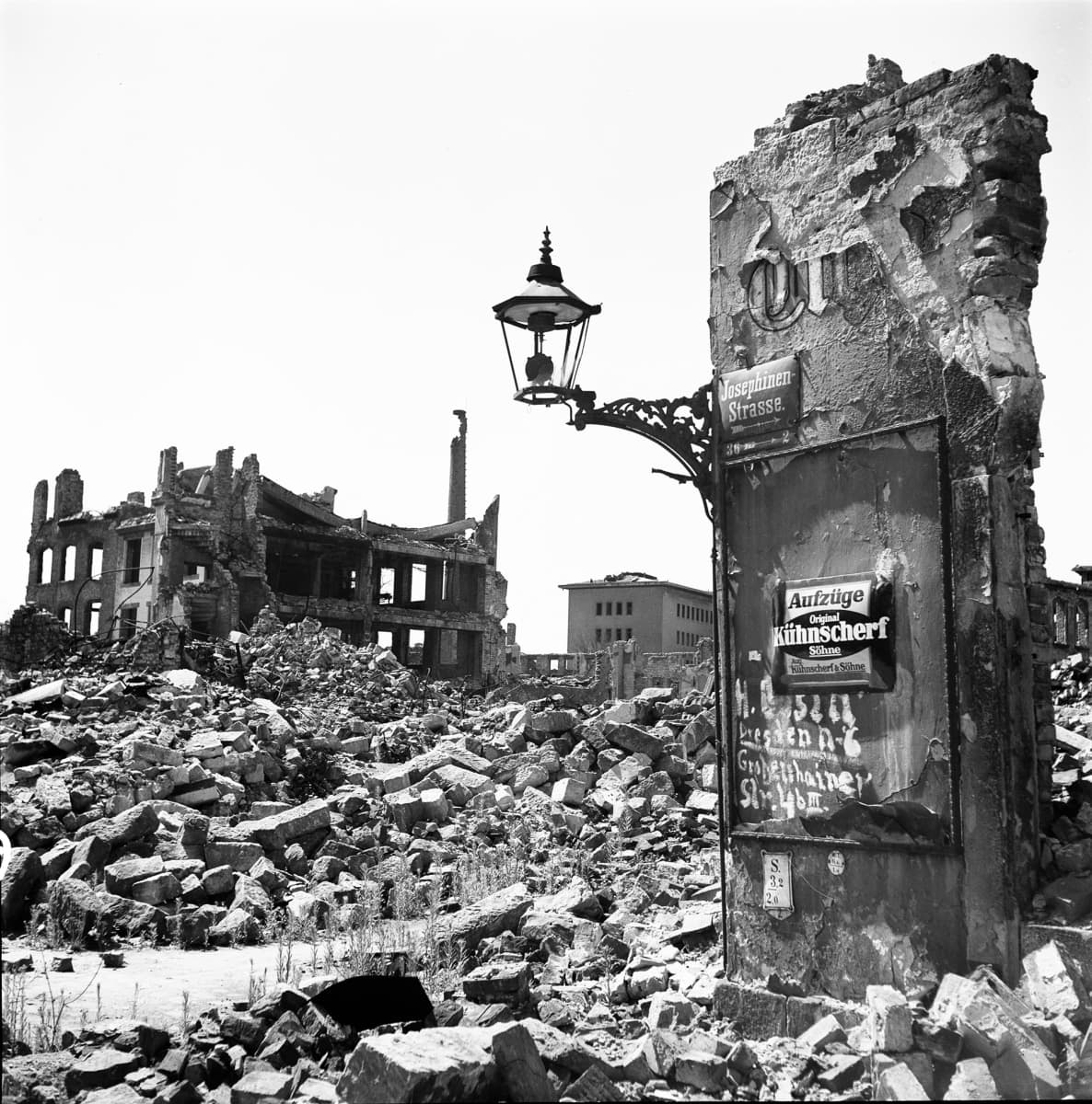 Sodan päätyttyä otettu kuva pommituksessa tuhoutuneesta Dresdenistä.