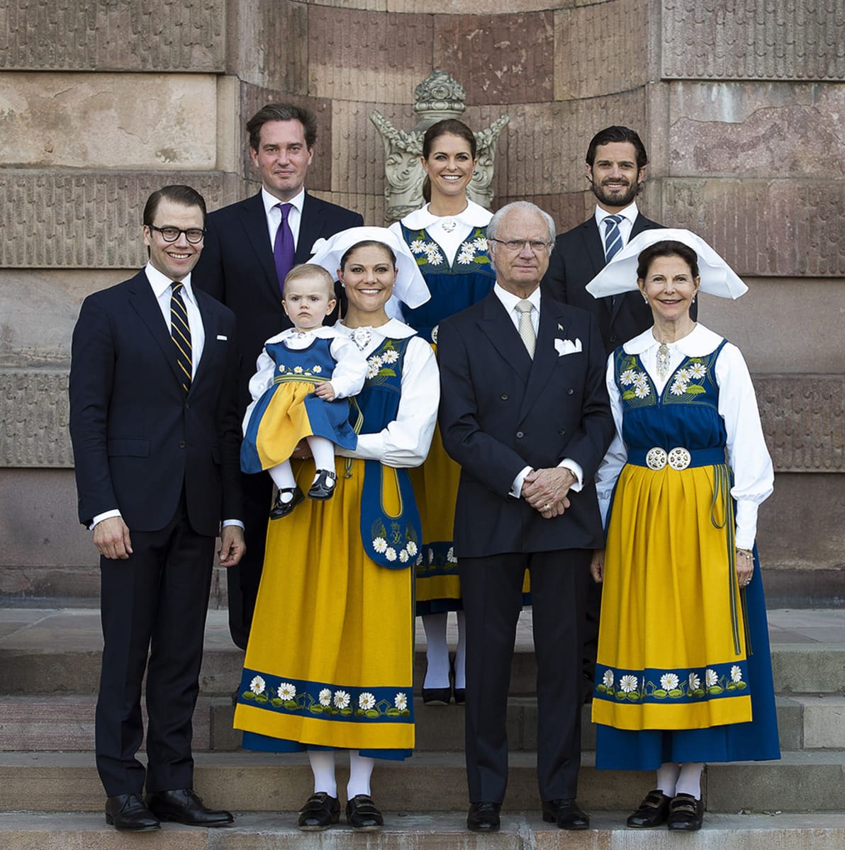 Ruotsin kuninkaallinen perhe seisoo rappusilla