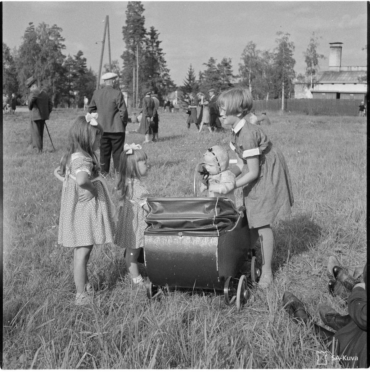 Pikkulotta hoitaa pieniä lapsia Ensossa vuonna 1942