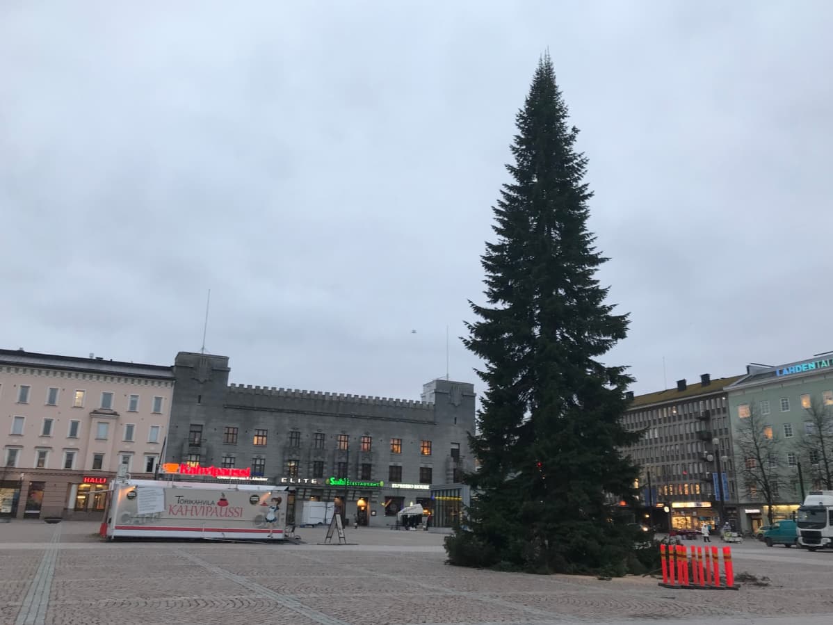 Joulukuusi pystytettiin Lahden torille - valot syttyvät ...