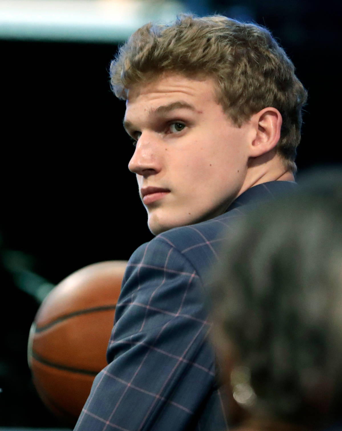 Lauri Markkanen amerikkalaistoimittajien grillissä Chicagossa – lyttäsi