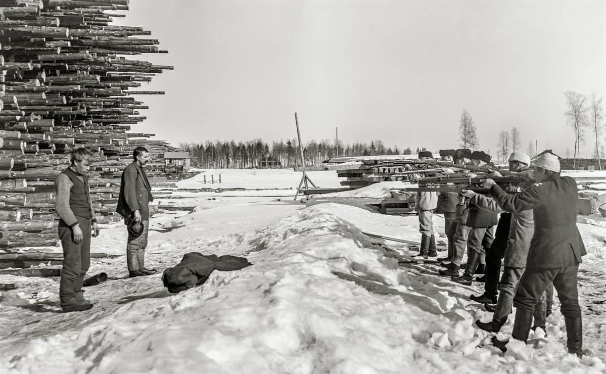 Finnish Civil War: White Guard militia executing Red Guard prisoners ...