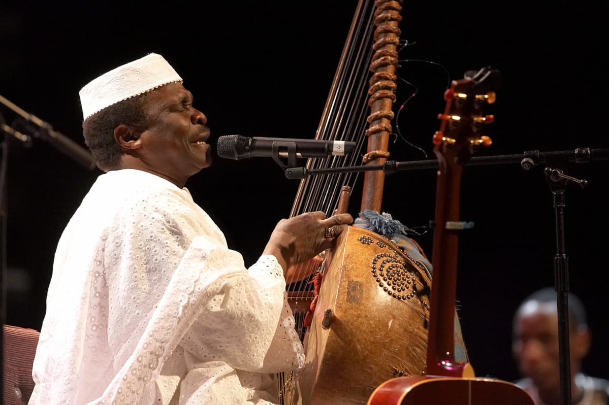 Maailmanmusiikin Tunnetuimpiin Nimiin Lukeutuva Guinealainen Muusikko 