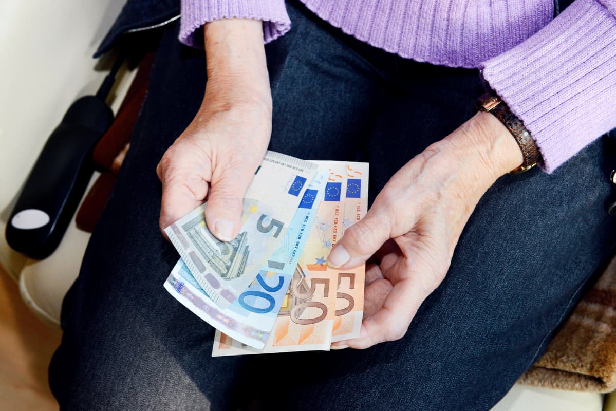 Vertaa omaa palkkaasi muihin: Naisen euro onkin vain 76 senttiä | Yle ...