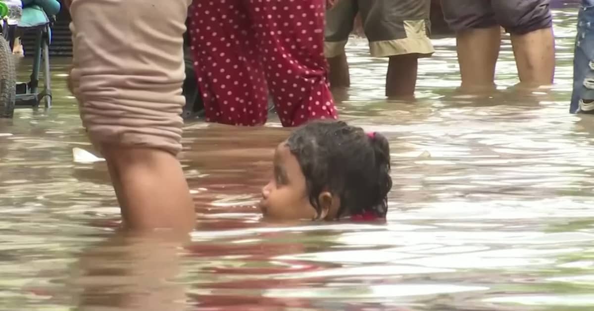 Indonesian Jakartassa yli 20 kuoli uudenvuoden tulvissa – Katso  video veden valtaamasta kaupungista