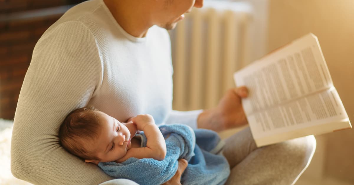 Tutkija kehottaa: Lapsille lukeminen kannattaa aloittaa jo vauvaiässä | Yle  Uutiset