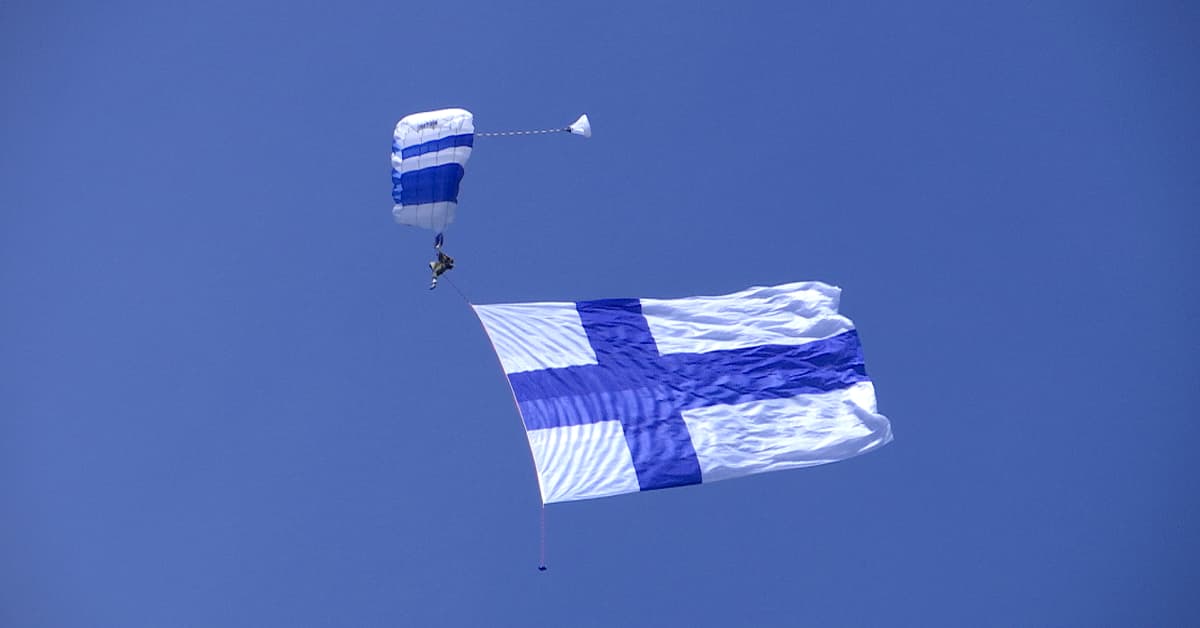 Mittayksiköt menivät pieleen: yhdistys tilasi USA:sta ison Suomen lipun,  mutta saikin kerrostalon korkuisen lipun – katso video jättiläislipusta
