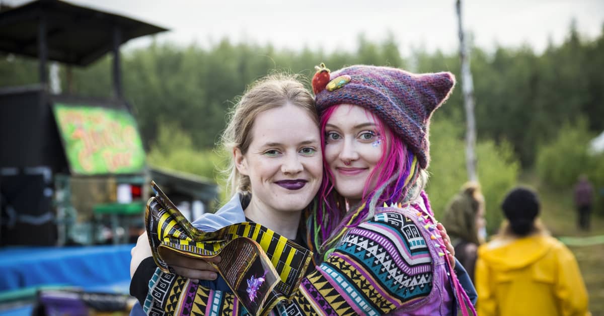 Kosmosnautteja taikamaailmaksi muuttuneessa metsässä – katso maagiset kuvat  Kosmos Festivalilta | Yle Uutiset