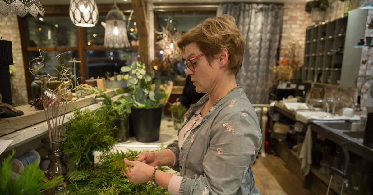 Yhden ruusun hautajaiset kaatoivat kukkakaupan: ”Suru on molemminpuolinen”  | Yle Uutiset