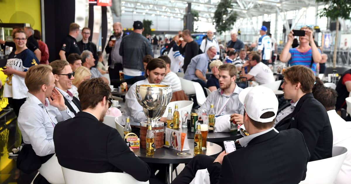 Leijonien lento alkoi farssilla koneen kapteenikin turhautui sitten