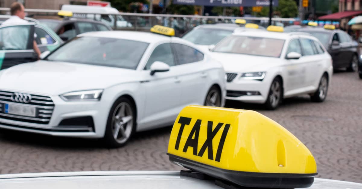 Monday's papers: Gov't in crisis, foreign ministry tensions, taxi scam ...