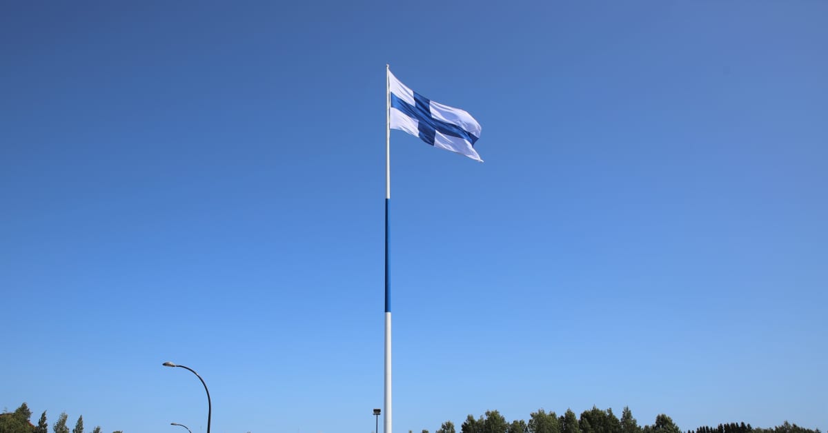 Maailman suurin Suomen lippu liehuu yksinäisenä tyhjässä rannassa – nyt  sinne kaavaillaan lipun hengen mukaisia jättipenkkejä