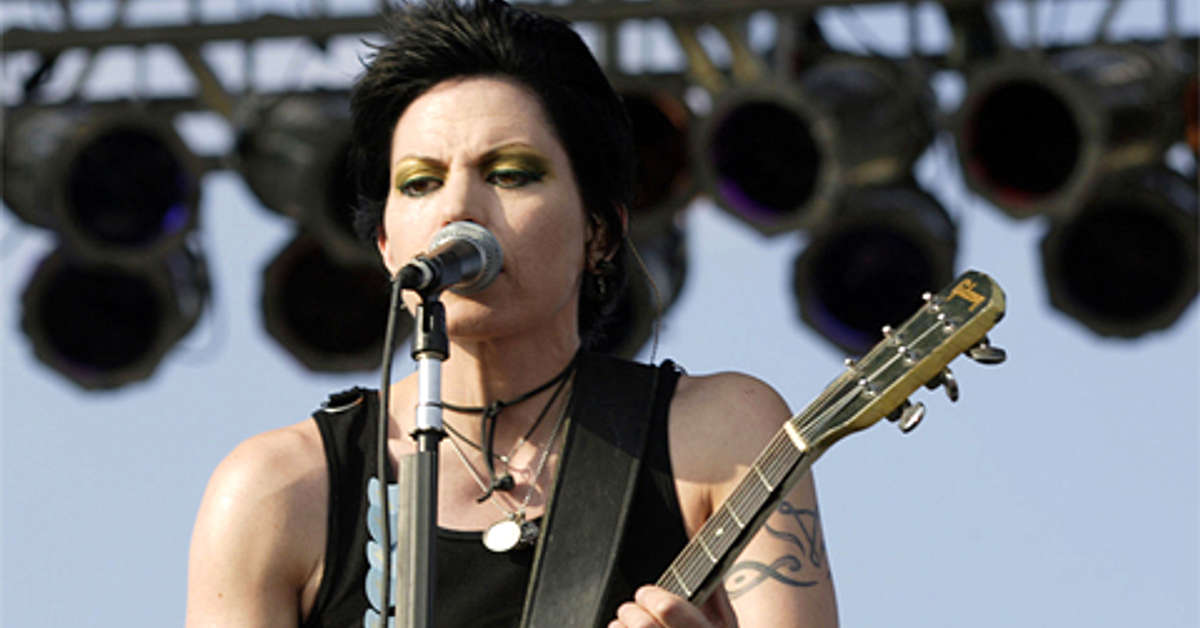 View of Joan Jett and the Blackhearts lämmittelee Green Dayta | Yle