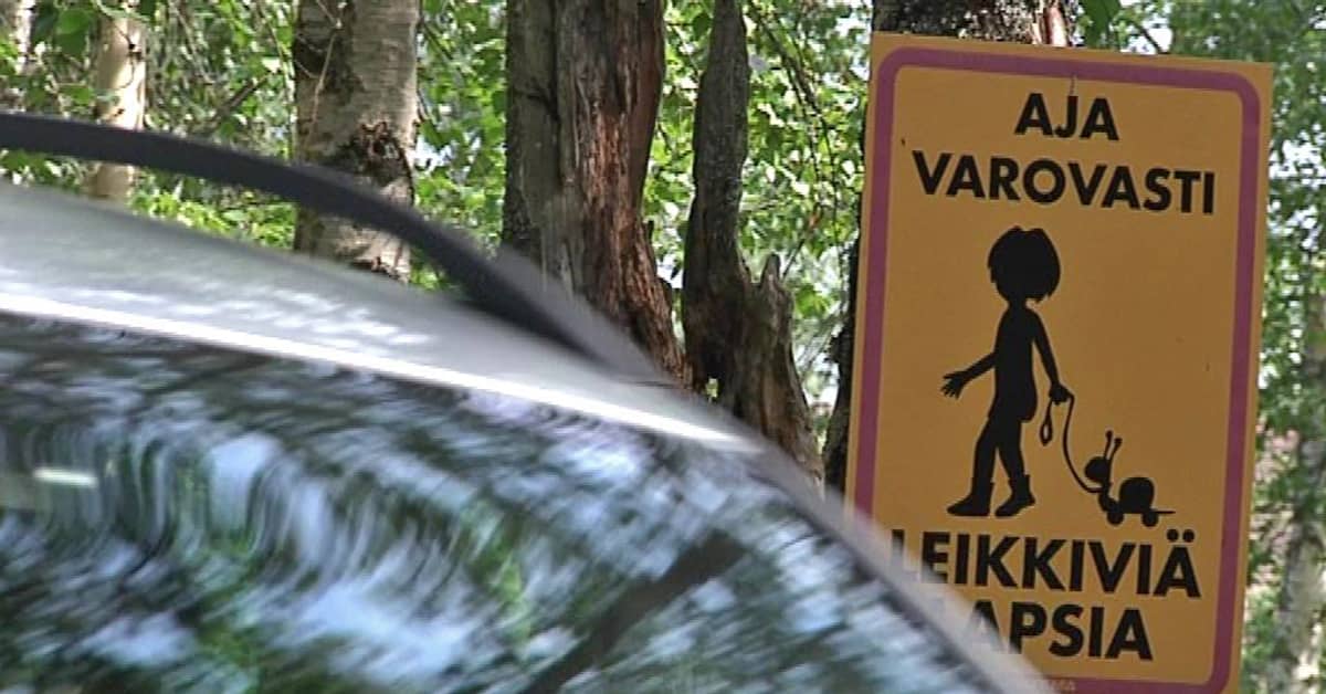Lapsikyltit herättelevät autoilijoita | Yle Uutiset