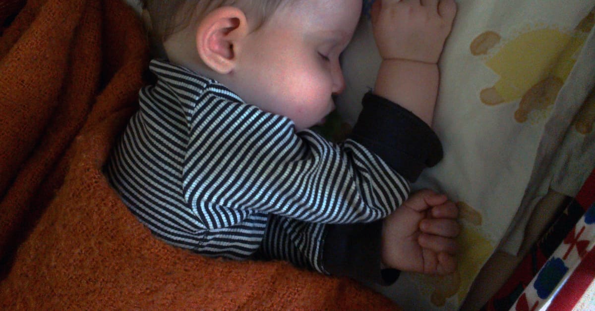 Ranskassa vauvat nukkuvat kokonaisia öitä jo kolmen kuukauden iässä – uusi  kirja kertoo miten | Yle Uutiset