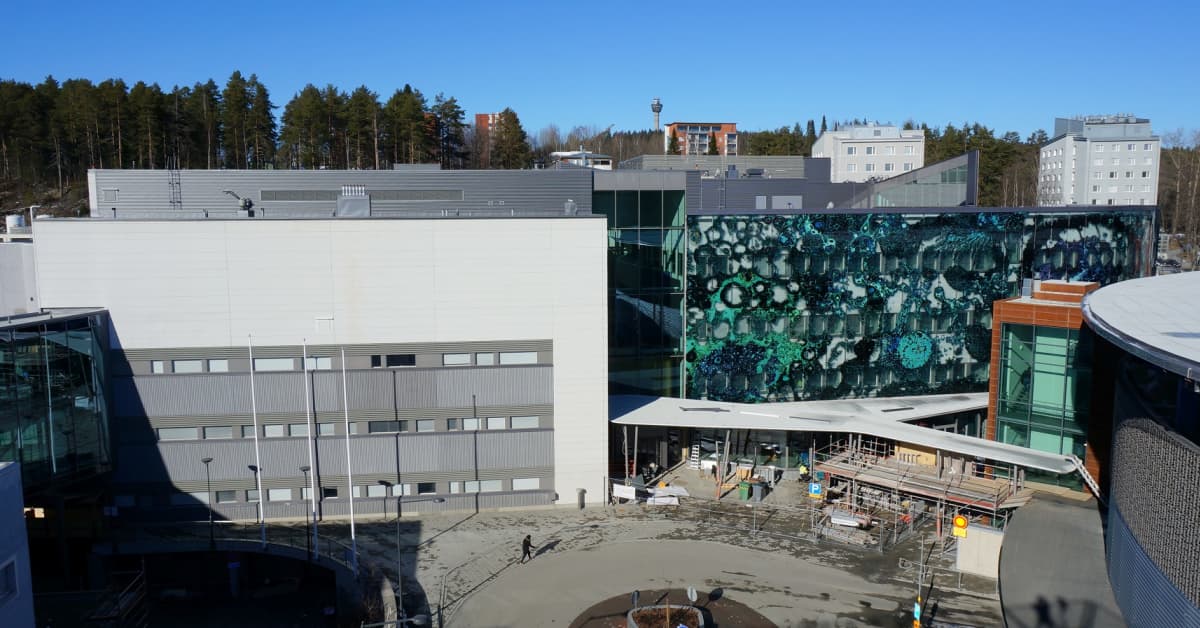 KYS remontoi kulkureittiä uuteen Kaarisairaalaan – parkkitaloon tulee uusi  sisäänkäynti | Yle Uutiset