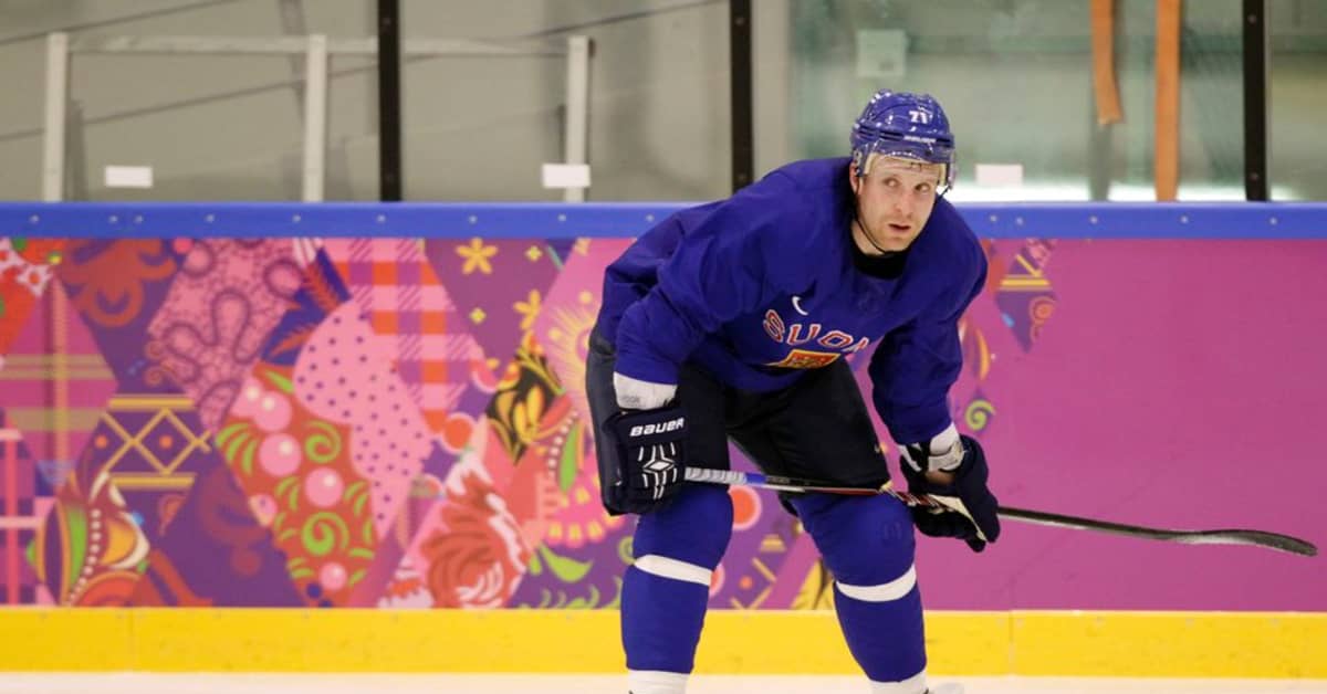 Komarov syötti tärkeän maalin ja jakeli kovia pommeja | Yle