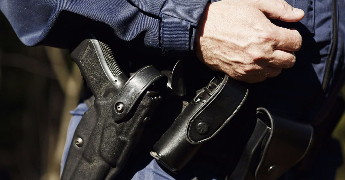 Угрожать полицией. Полиция угрожает оружием. Огнестрельное оружие сотрудников правоохранительных органов. Применение огнестрельного оружия для защиты человека. Взлом пистолетом сотрудниками полиции