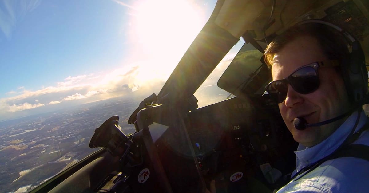 Tubettava lentäjä avaa harvinaisen näköalapaikan lentokoneen ohjaamoon –  työnantaja suhtautuu suopeasti