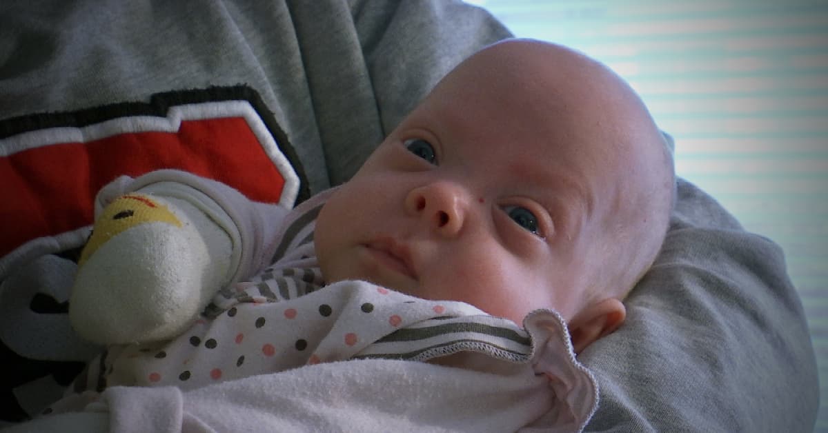 Koko tyttö olisi mahtunut kämmenille – pikkuinen Julia syntyi  600-grammaisena | Yle Uutiset