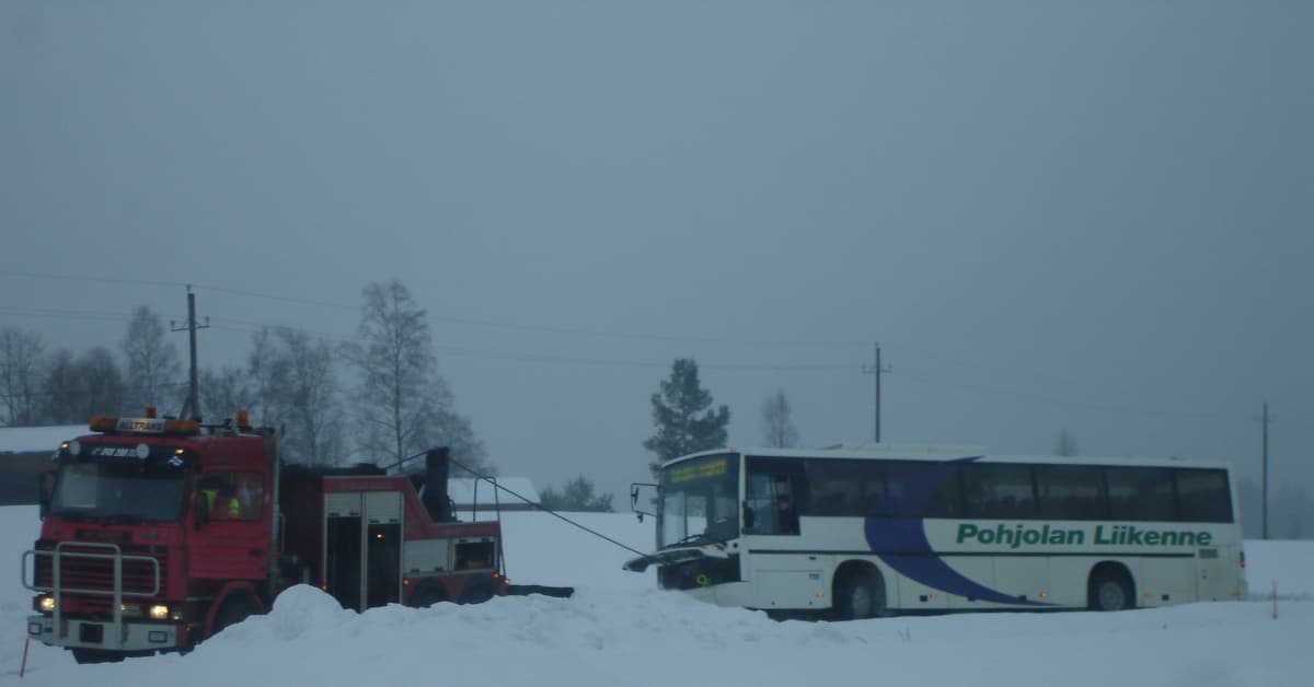 skolbuss-i-diket-i-backgr-nd-v-stnyland-svenska-yle