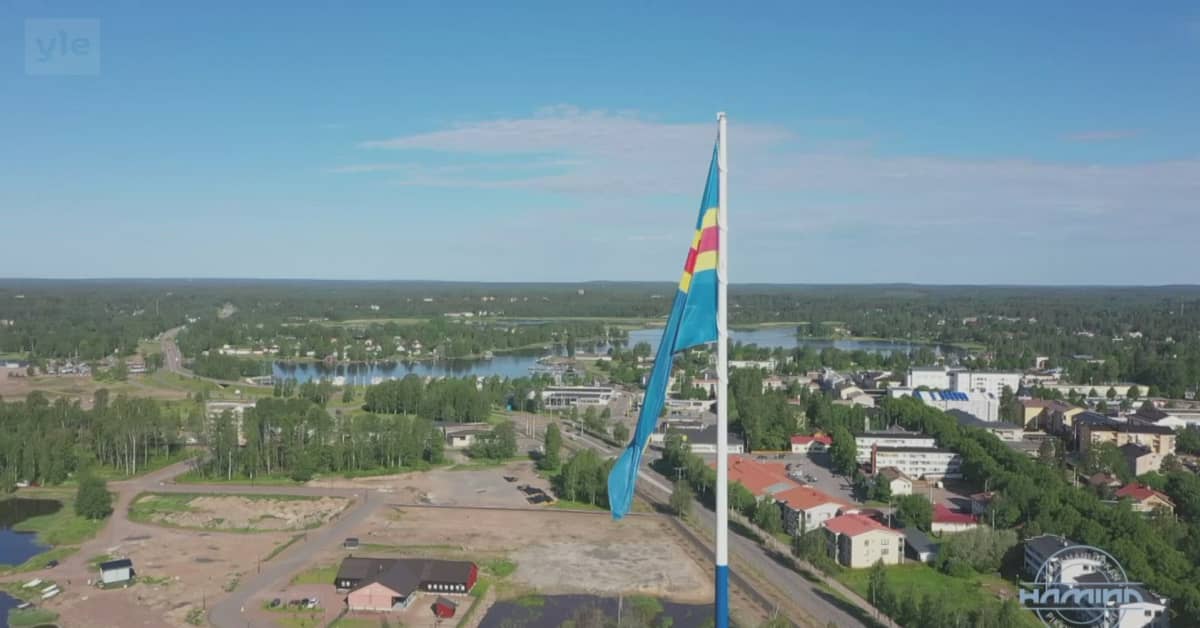Maailman suurin Suomen lippu vaihtui jättimäiseen Ahvenanmaan lippuun –  liehuu nyt 100-metrisessä tangossa Haminassa