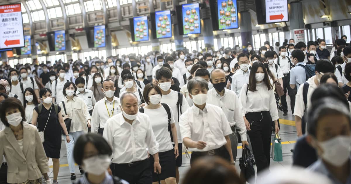 Salaryman tekee pitkää päivää ja viettää iltansakin työporukassa –  japanilainen työkulttuuri muuttuu vähitellen ja yksi muuttaja on pandemia