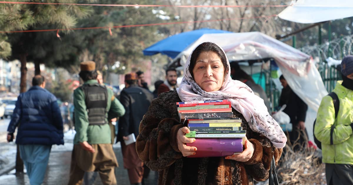 Rahapula ajaa naisia epätoivon partaalle Kabulissa – ”Ehkä joudun pian myymään lapseni”, sanoo neljän lapsen yksinhuoltaja Ylelle