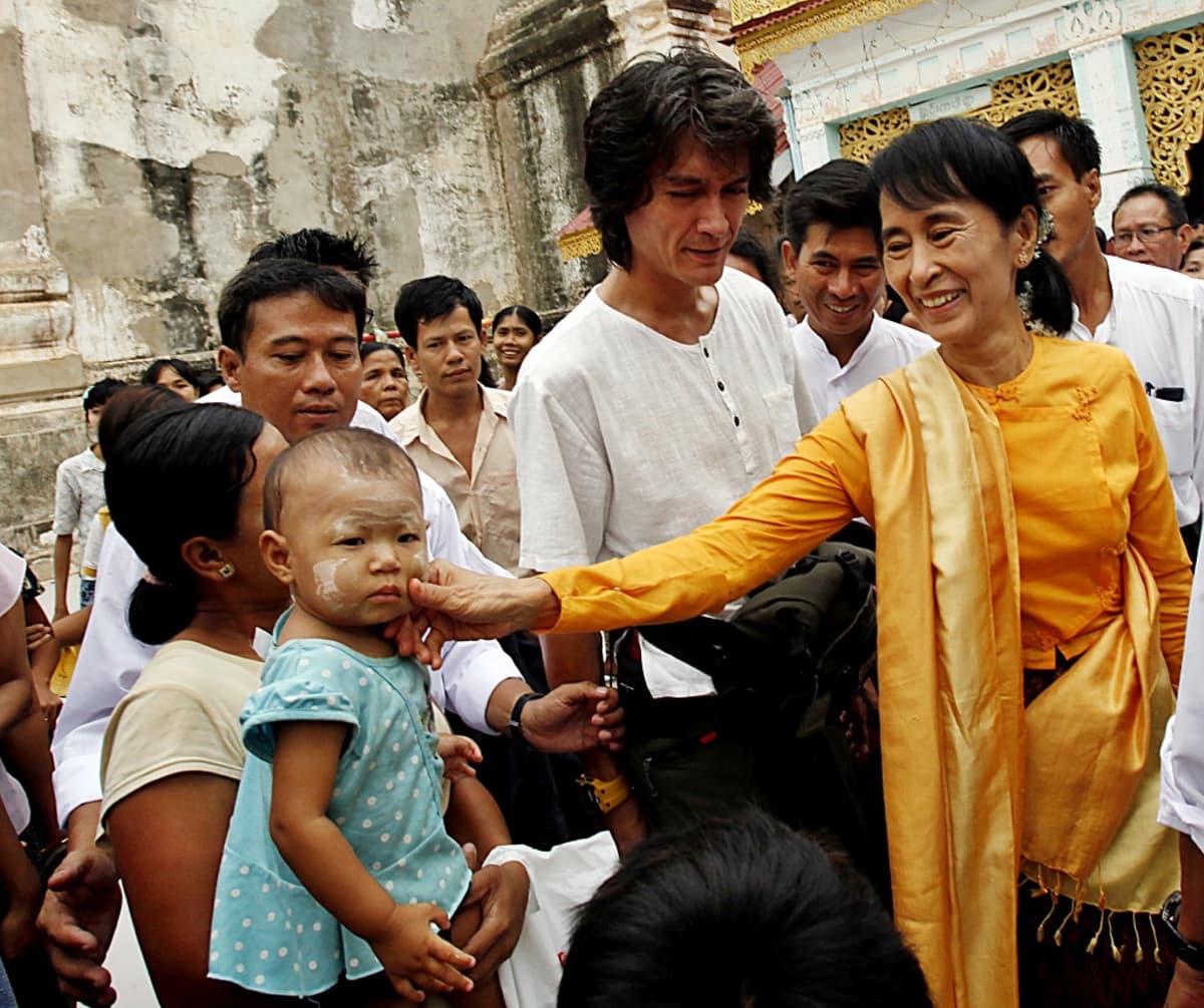 Aung San Suu Kyi poikansa Kimin kanssa Baganissa heinäkuussa 2011.