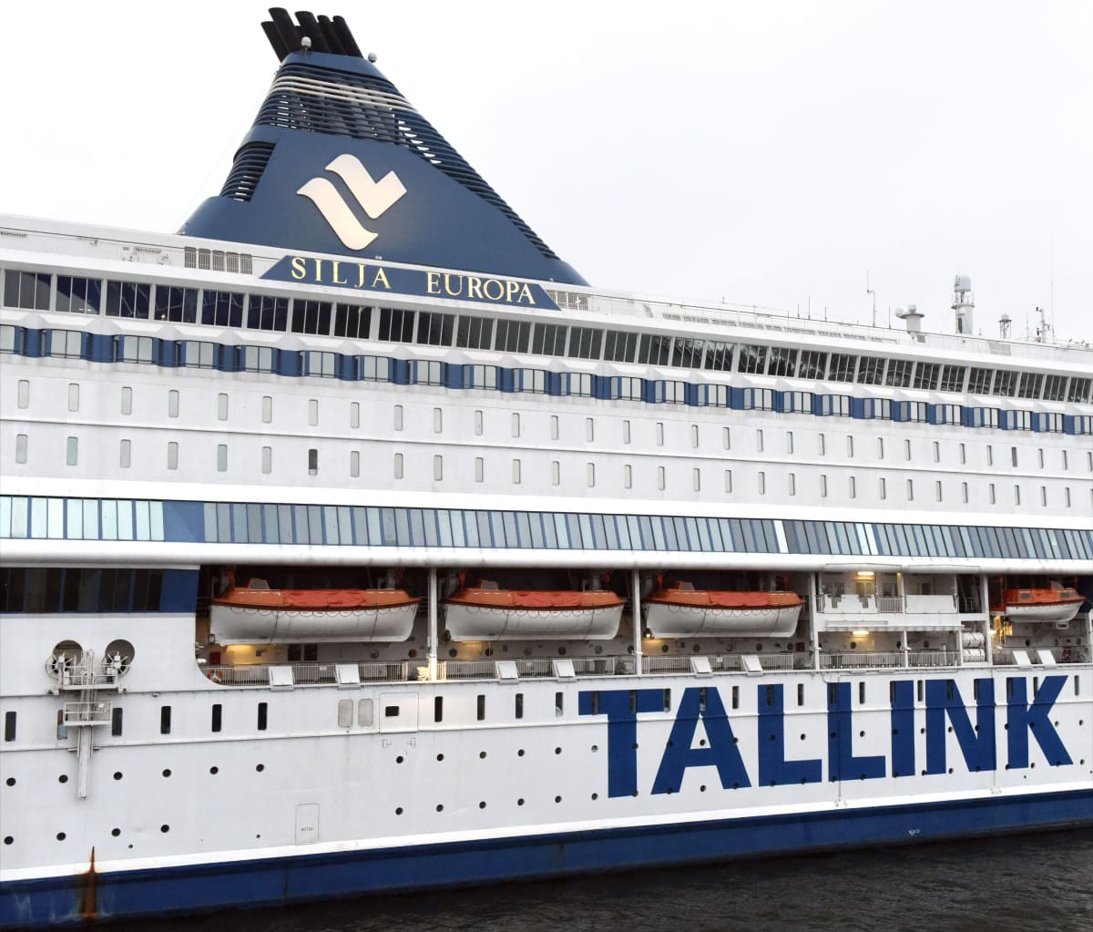 Silja Europa ajoi päin laituria Tallinnassa, tilalle toinen alus huomenna |  Yle Uutiset