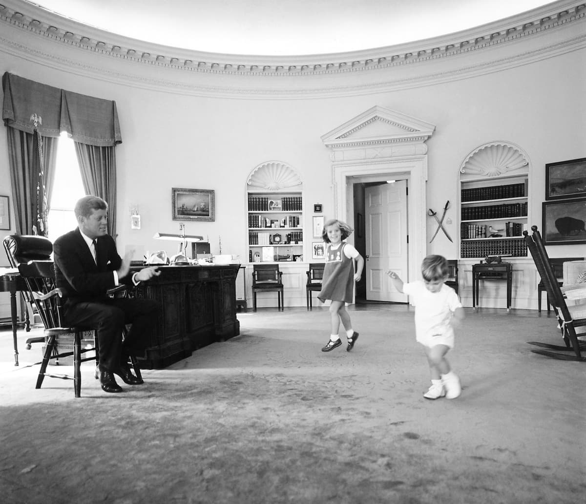 Caroline ja John f. Kennedy Jr. tanssivat isänsä työhuoneessa Valkoisessa talossa